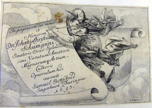 Titelblatt >>IN PERPETUAM SUI MEMORIAM ET HONOREM Dn.JOHANIS SCHUMANN SENATORIS DRESD. SPLENDIDIS, SIMI VIRTUTUM AMATORIS HOC INVENIT SAMUEL BOTTSCHILD SANGERHUSA THURINGIUS 1693<<