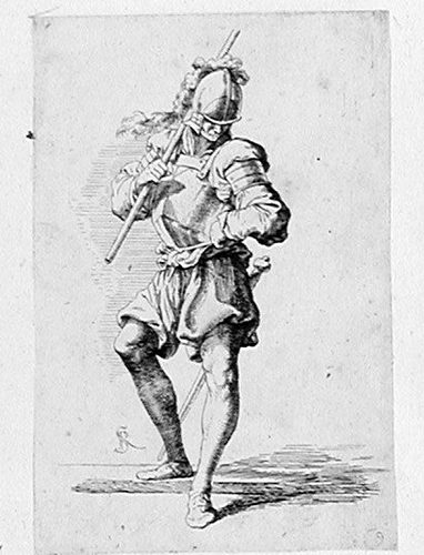 Ein stehender Soldat, auf den Boden schauend
